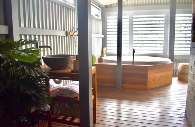 Beautiful 2 bedroom fully self contained unit with sea views and breezes