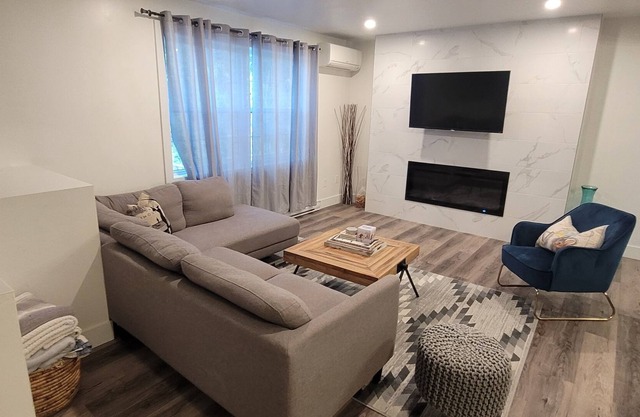 Beautiful 2-Bedroom (3-beds), 2-Bathroom in South London (by Westmount Mall)