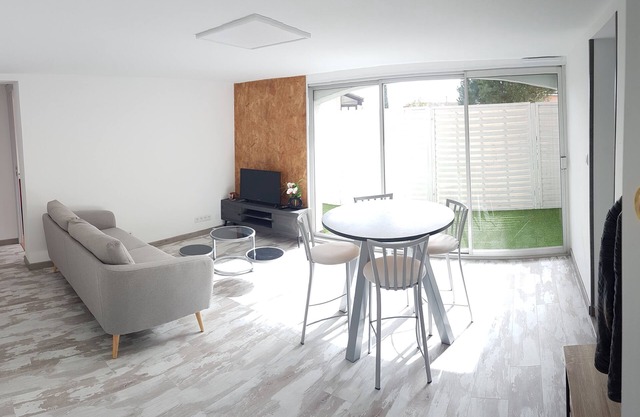 Beautiful 2-bedroom apartment in Provencal Venice