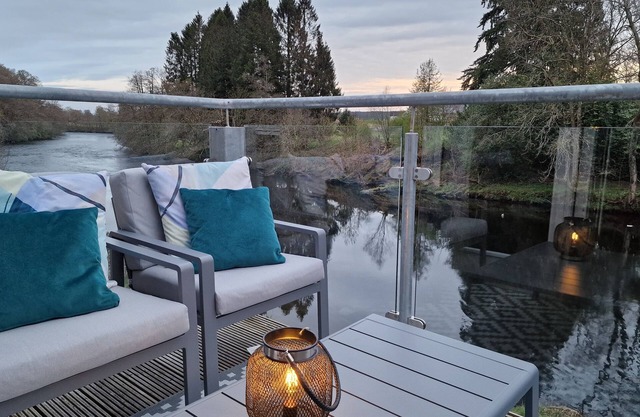 " Beautiful 2 Bedroom Apartment on the river in Callander.
