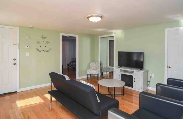Beautiful 2 bedroom apartment close to downtown