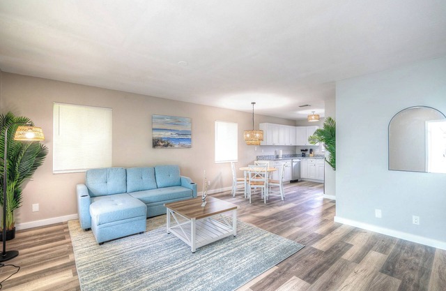 Beautiful 2-bedroom coastal home minutes from beach & downtown