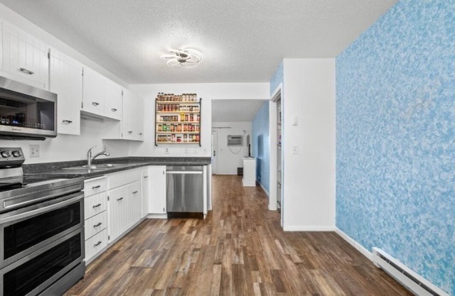 Beautiful 2-bedroom condo w/garage, in charming SW Minot with WiFi, AC,.