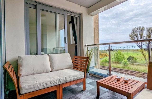 Beautiful 2 bedroom flat overlooking golf course