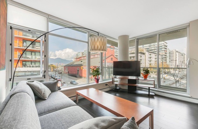 Beautiful 2 bedroom in Olympic Village