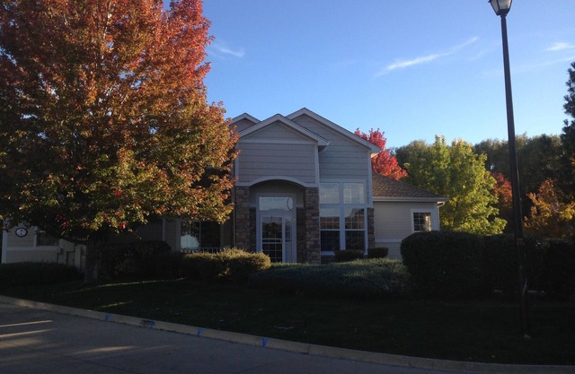 Beautiful 2-bedroom town-home in fantastic gated community in Denver w/ WiFi, AC