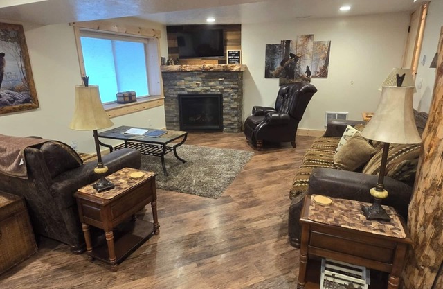 Beautiful 2 Bedroom Cabin with Great Views!