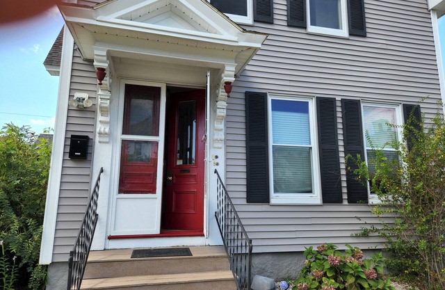 Beautiful 2 bedroom apartment just east of downtown Manchester