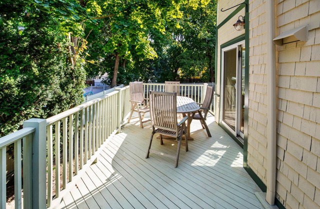Beautiful 2-bedroom with parking close to Cambridge/Watertown line