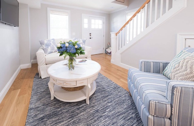 Beautiful 2 Bedroom Within Walking Distance of Newport's Finest!