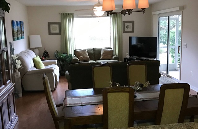 ¡El otoño es hermoso en The Villages! Bonita casa de 2 dormitorios y 2 baños con carrito de golf.