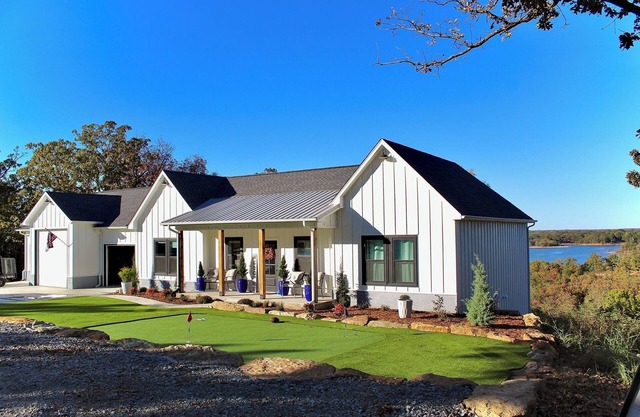 Beautiful 2 level, 4 bedroom, 3 1/2 bathroom home with View of Lake Eufala