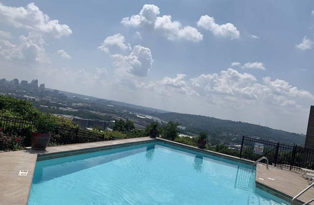 Beautiful 2 level city view condo Swimming pool minutes from downtown Cincinnati