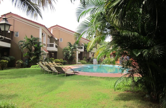 HERMOSO APARTAMENTO DE 2 HABITACIONES EN EL CORAZÓN DE CANDOLIM EN UN RESORT CON PISCINA