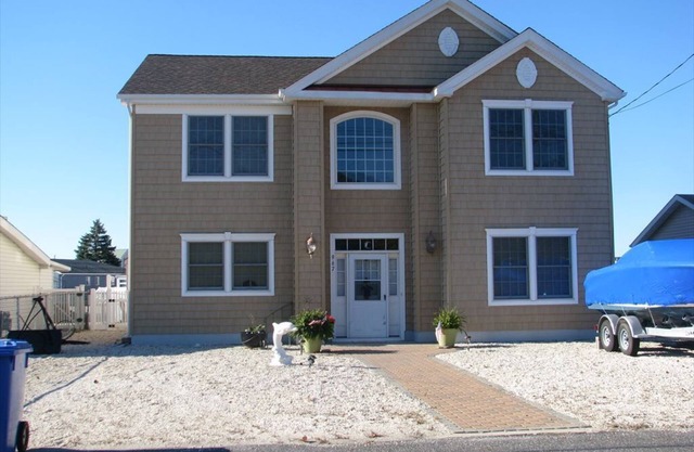 Beautiful 2200 sq ft home Sleeps 10 Bring your water toys!