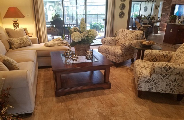 Hermosa 2500 pies cuadrados Palm Harbor Home 5 millas de la playa