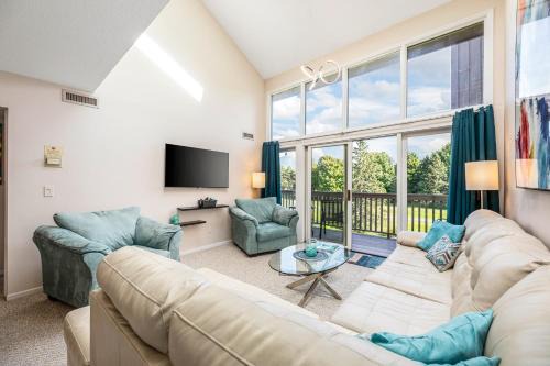 Beautiful 2BDR Loft Suite at Golf Course Condo 5549