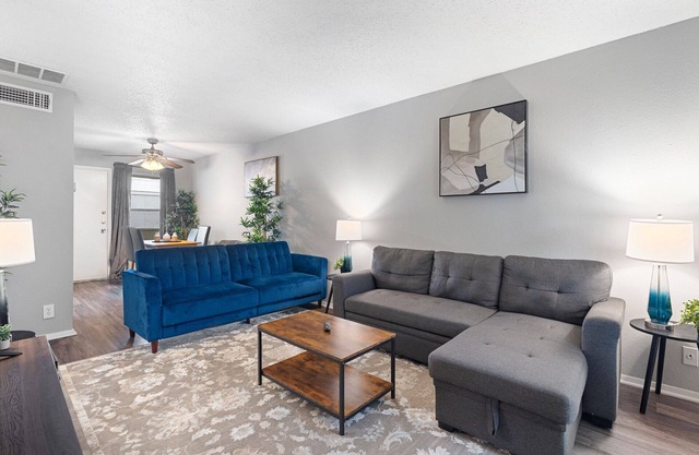 Beautiful 2BR/1BA in Hydepark 6178