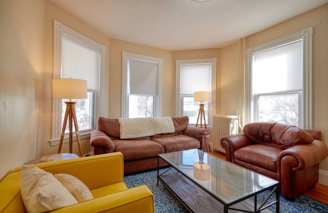 Beautiful 2BR apartment in historic house. Walkable neighborhood!