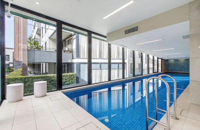 Beautiful 2BR APT with Balcony Pool and Gym