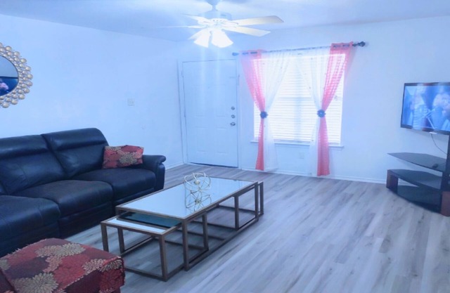 HERMOSO Y TOTALMENTE AMUEBLADO APARTAMENTO 3/2 A UN PRECIO INMEJORABLE.