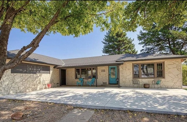 Beautiful 3 bd Home ~ Fantastic Location