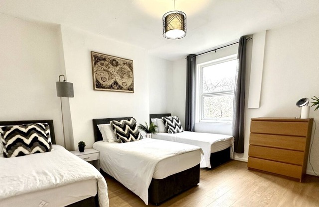Beautiful 3-Bed Apartment with Driveway Parking