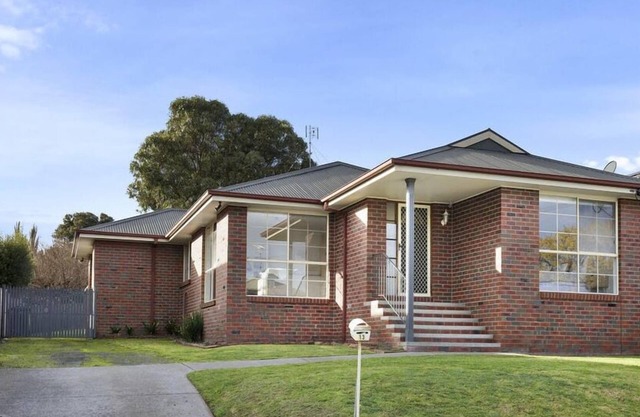 Beautiful 3 bedroom house with Corio Bay view at heart of Clifton Springs