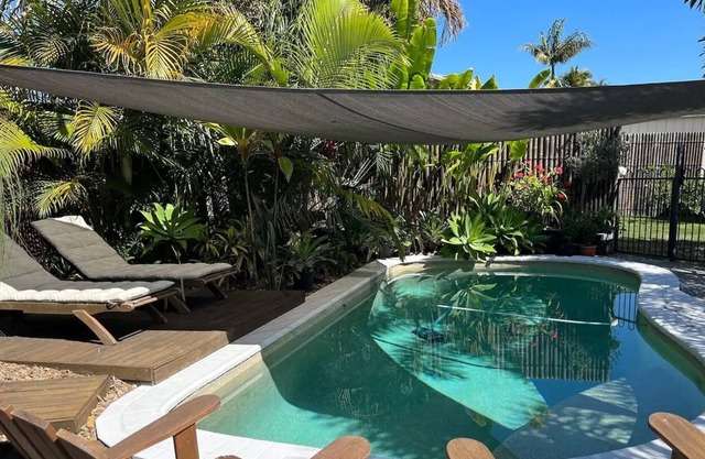 Dog friendly, gorgeous 3 bed home - tropical pool and garden. Sandstone Point!