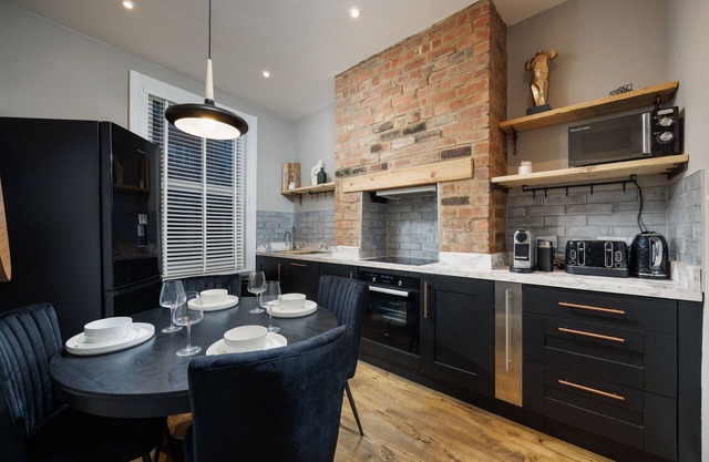 Beautiful 3 Bed House - Habita Property