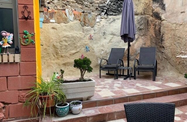 Beautiful 3-Bed Town House with garden in Sax