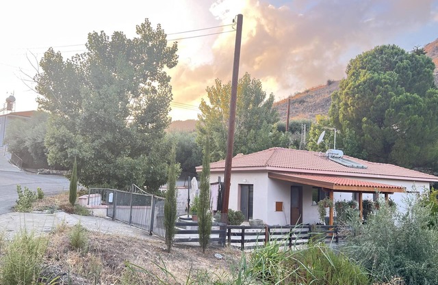 Beautiful 3 Bedr House in Arakapas with fireplace
