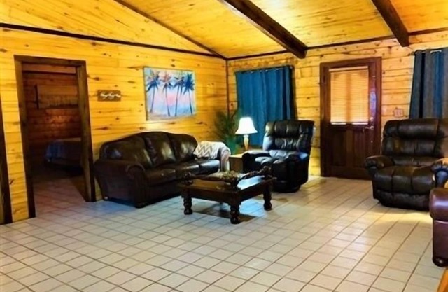¡RECIENTEMENTE RENOVADO! El Puerto Mansfield Palapa. Tres habitaciones, dos baños. Hermoso patio privado. Fuera del agua