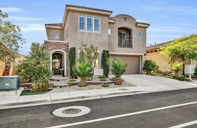 Beautiful 3 bedroom 2.5 bath home in guard gated golf course community.