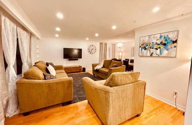 Beautiful 3 bedroom bungalow house step to Yonge