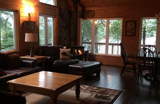 Beautiful 3 Bedroom Cottage on Whitestone Lake