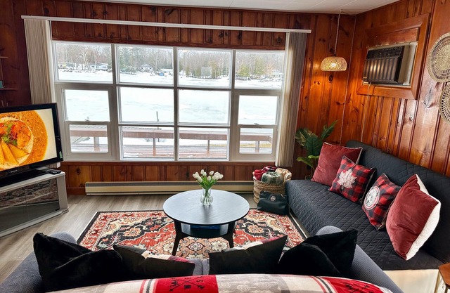 Beautiful 3 Bedroom Cottage - Waterfront