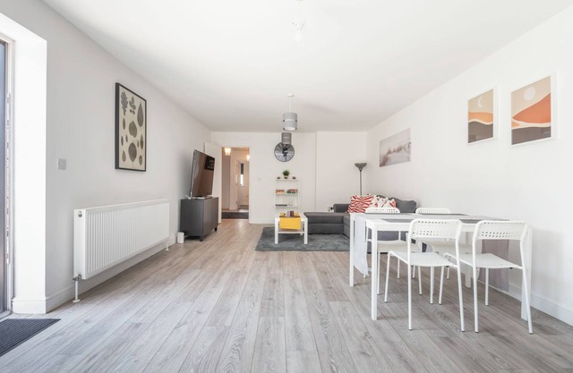Beautiful 3-bedroom family-home-style cozy apartment close to XL/LndnCityArprt