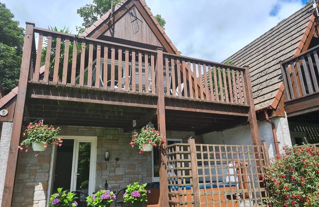Beautiful 3 Bedroom Lodge with private hot tub onsite indoor and outdoor pools