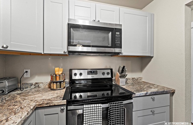 Beautiful 3-bedroom house with a backyard and garage