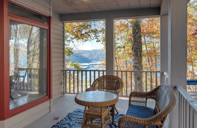 Beautiful 3 Bedroom Home at Jamestown Marina with pool and boat ramp access