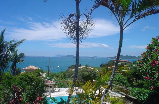 BEAUTIFUL 3-bedroom house, 2 of which are suites, with fantastic sea views!