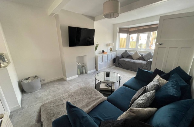 Beautiful 3 Bedroom Home With Parking and Fitness Equipment