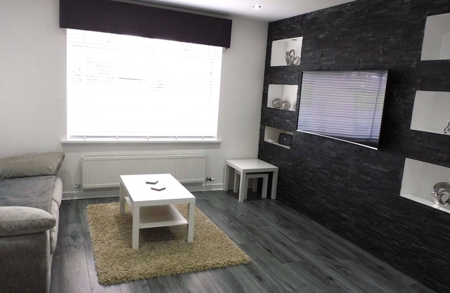 Beautiful 3 bedroom home with large garden. 35 mins to Glasgow & Edinburgh.