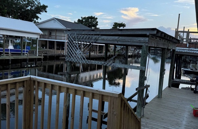 Beautiful 3-bedroom Home on the Water in serene Slidell with WiFi, AC, Huge Deck