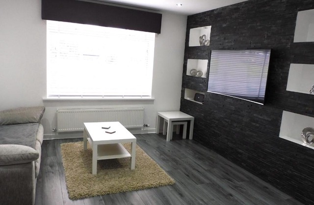 Beautiful 3 bedroom home with large garden 35 mins to Glasgow & Edinburgh