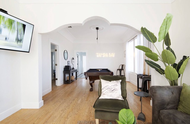 Beautiful 3 bedroom home w/Patio, BBQ Grill & Fire table. Steps from 7th Ave.