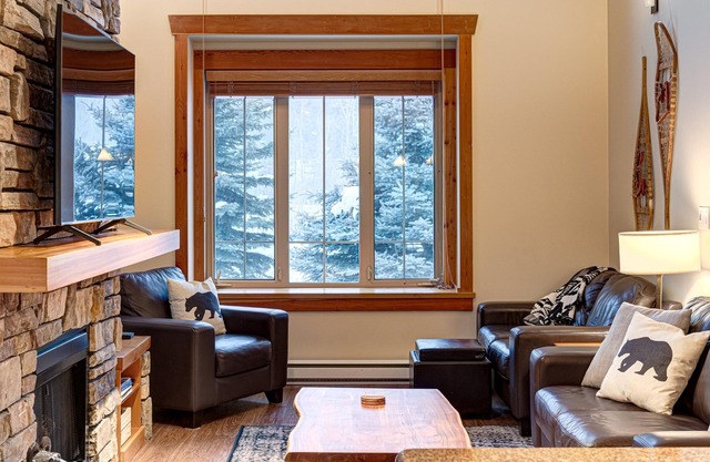 Beautiful 3 Bedroom Plus Loft & Den. Hot Tub.