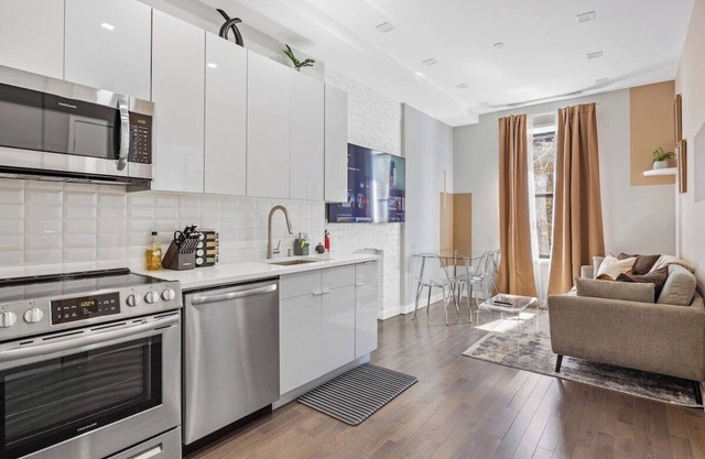 Beautiful 3 Bedroom/Sleeps 7 near Airport, Subway, Museums and all NYC Sites
