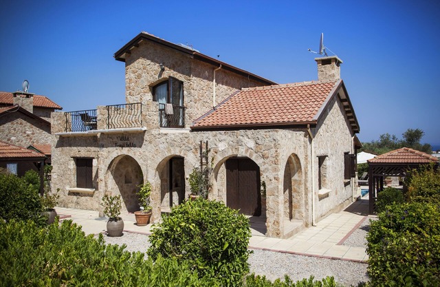 Hermosa villa tradicional de 3 dormitorios con piscina privada, vistas al mar y a la montaña